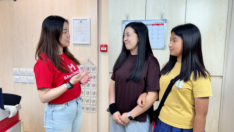 Tutor updating parents on student learning progress